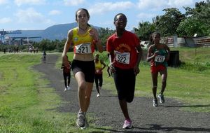 Championnats de cross 2012 - Les benjamines Garance, Cassandra et Emilie (au fond)