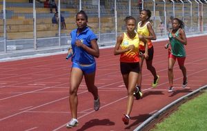 10 nov. Louis Achille - Relais MIF - Emilie et Maria sur 800m