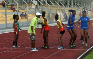 10 nov. Louis Achille - Relais MIF - Naïma et Angélique au départ du premier 200