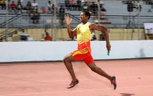 Meeting 2014 - Florian Simax à l'arrivée du 4x100m H