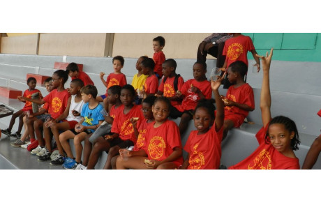 Les petits vous saluent bien